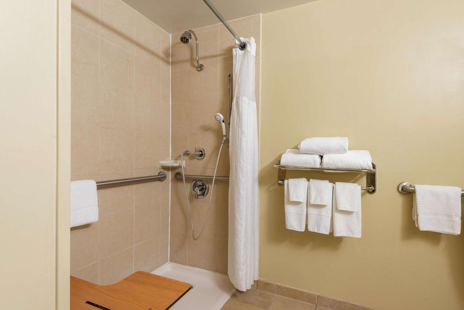 DoubleTree by Hilton Hotel Grand Rapids Airport photo 27