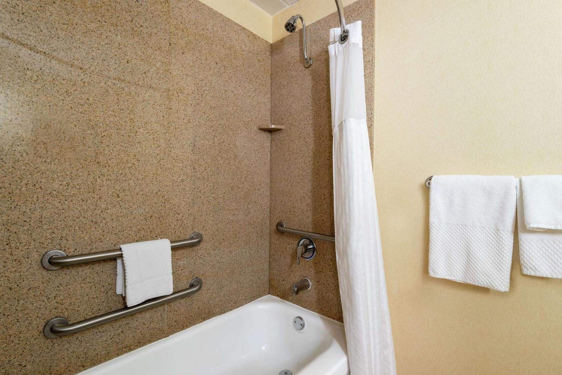 DoubleTree by Hilton Hotel Grand Rapids Airport photo 33