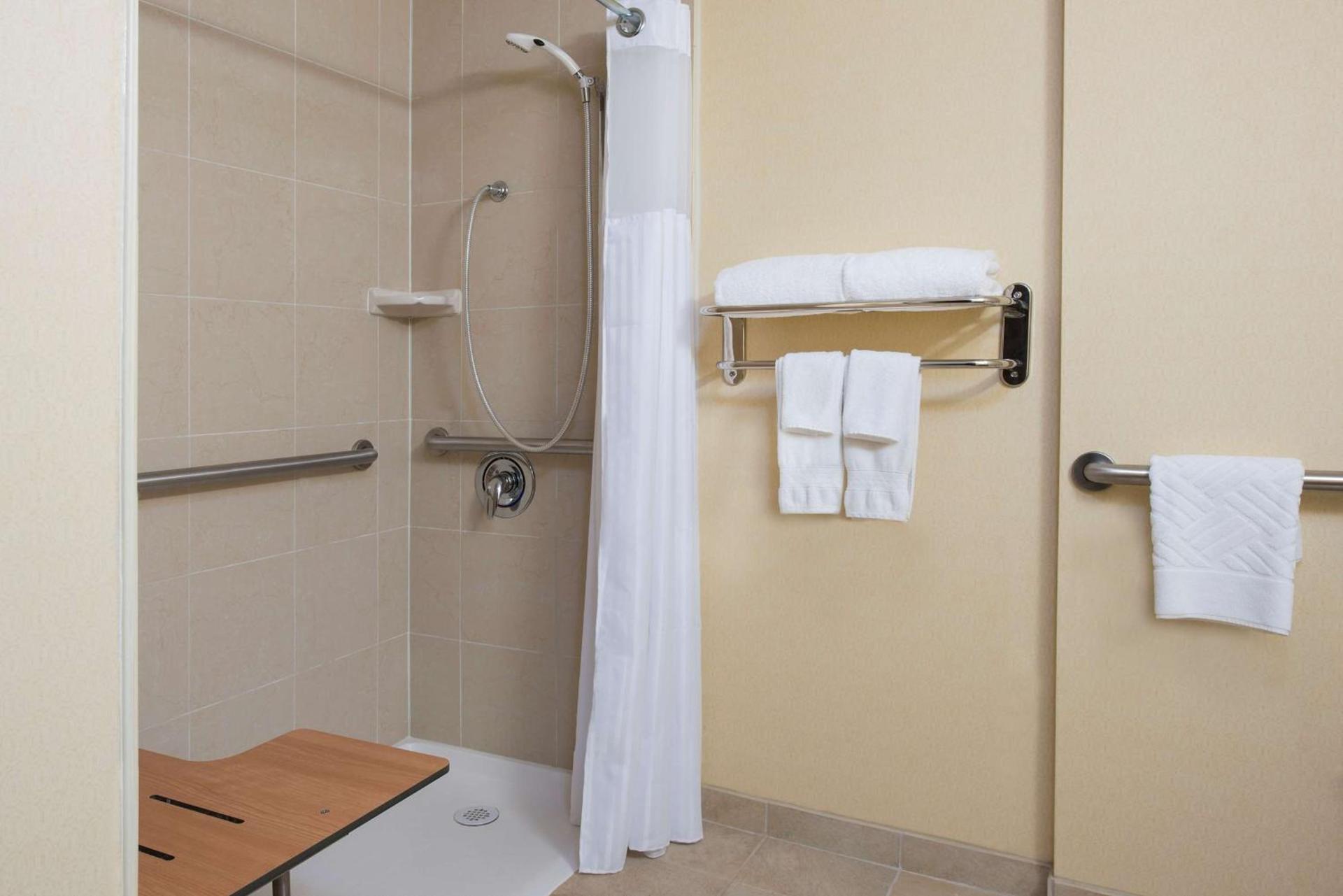 DoubleTree by Hilton Hotel Grand Rapids Airport photo 49