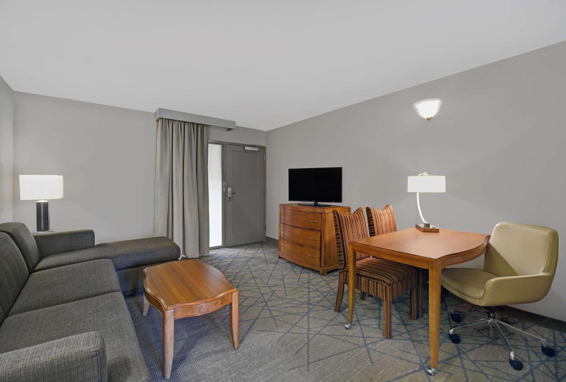 Embassy Suites by Hilton Detroit - Livonia/Novi photo 16