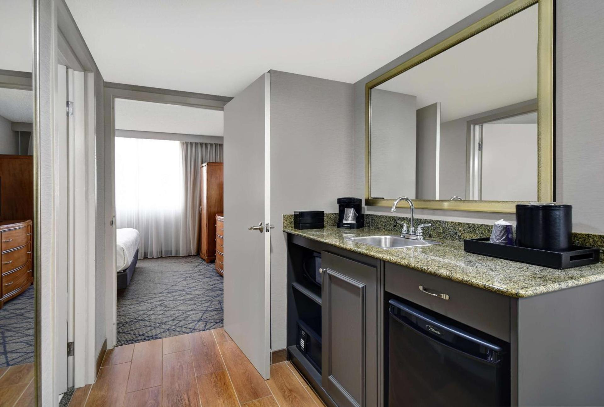 Embassy Suites by Hilton Detroit - Livonia/Novi photo 25
