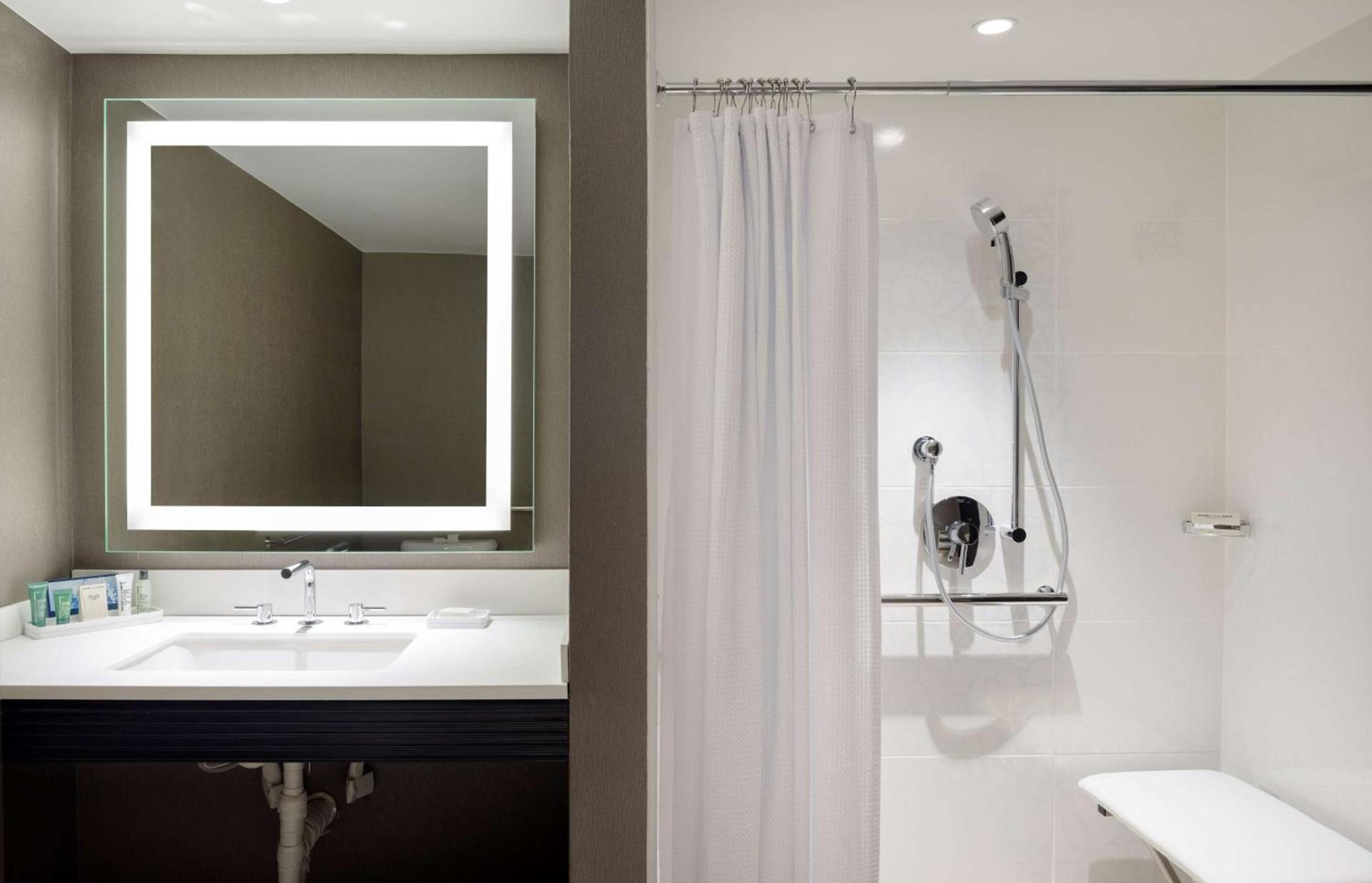 Hilton Woodland Hills/ Los Angeles photo 28