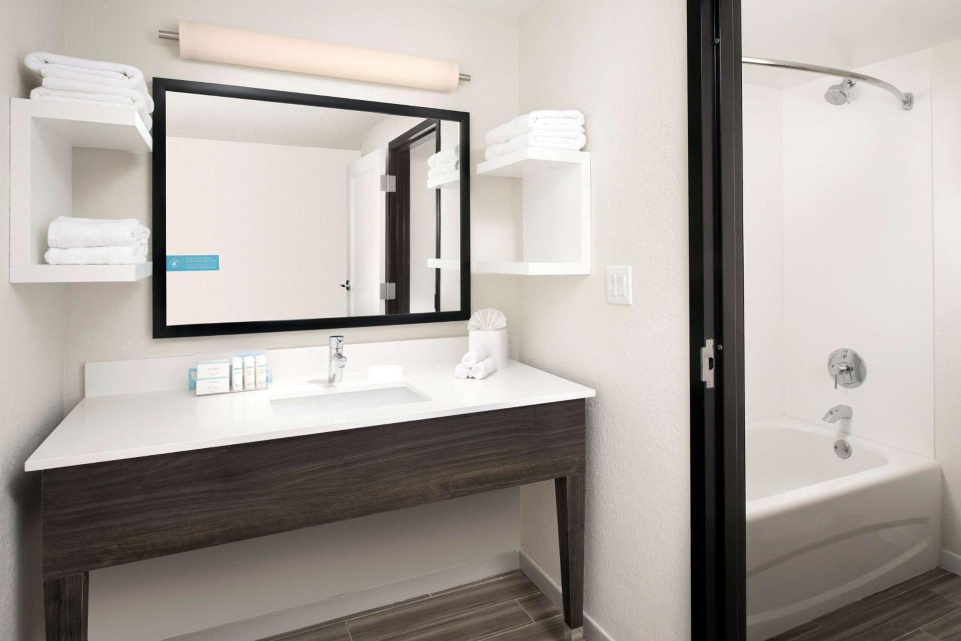 Hampton Inn & Suites Anaheim Garden Grove photo 24