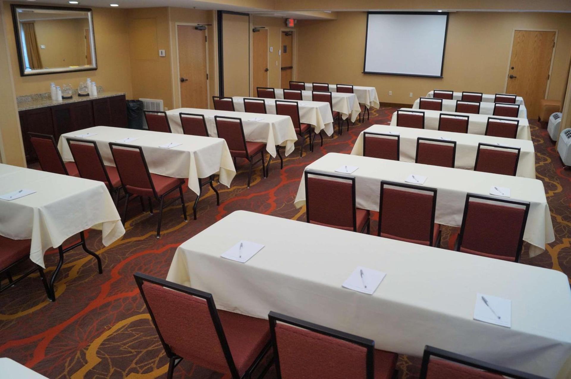 Hampton Inn Altoona photo 8