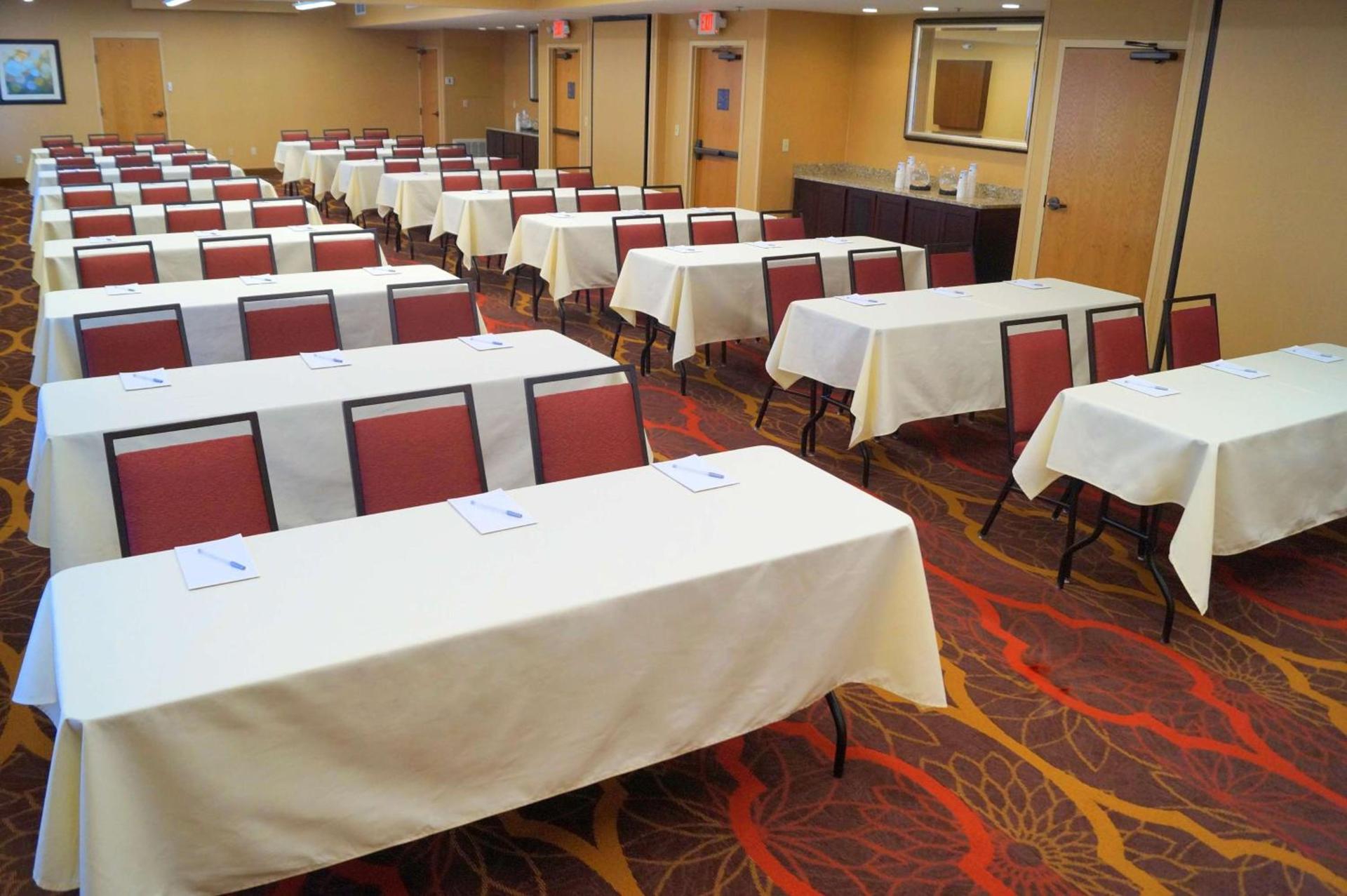 Hampton Inn Altoona photo 9