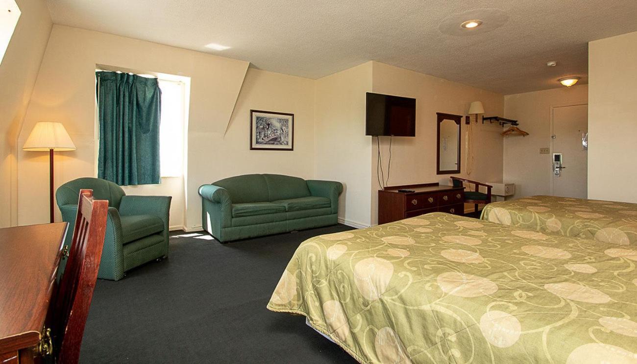 Country Squire inn and suites photo 15