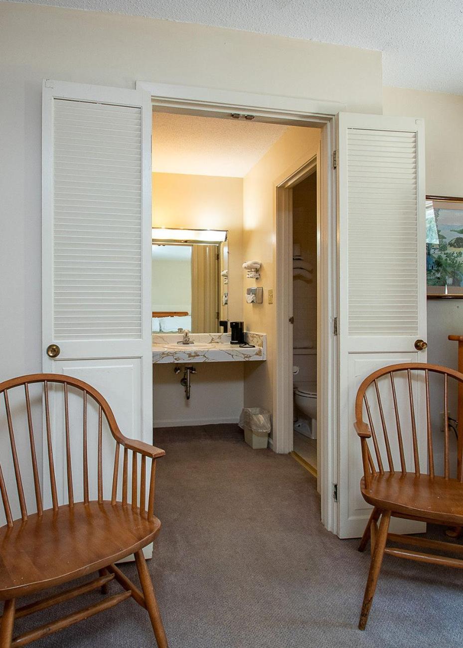 Country Squire inn and suites photo 22