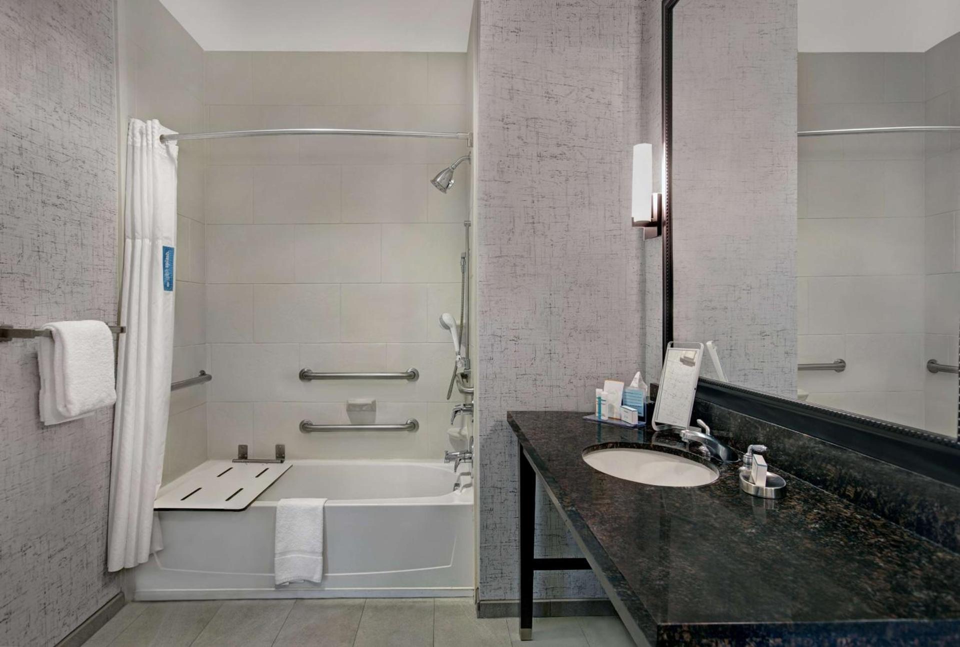 Hampton Inn and Suites Austin University Capitol photo 15