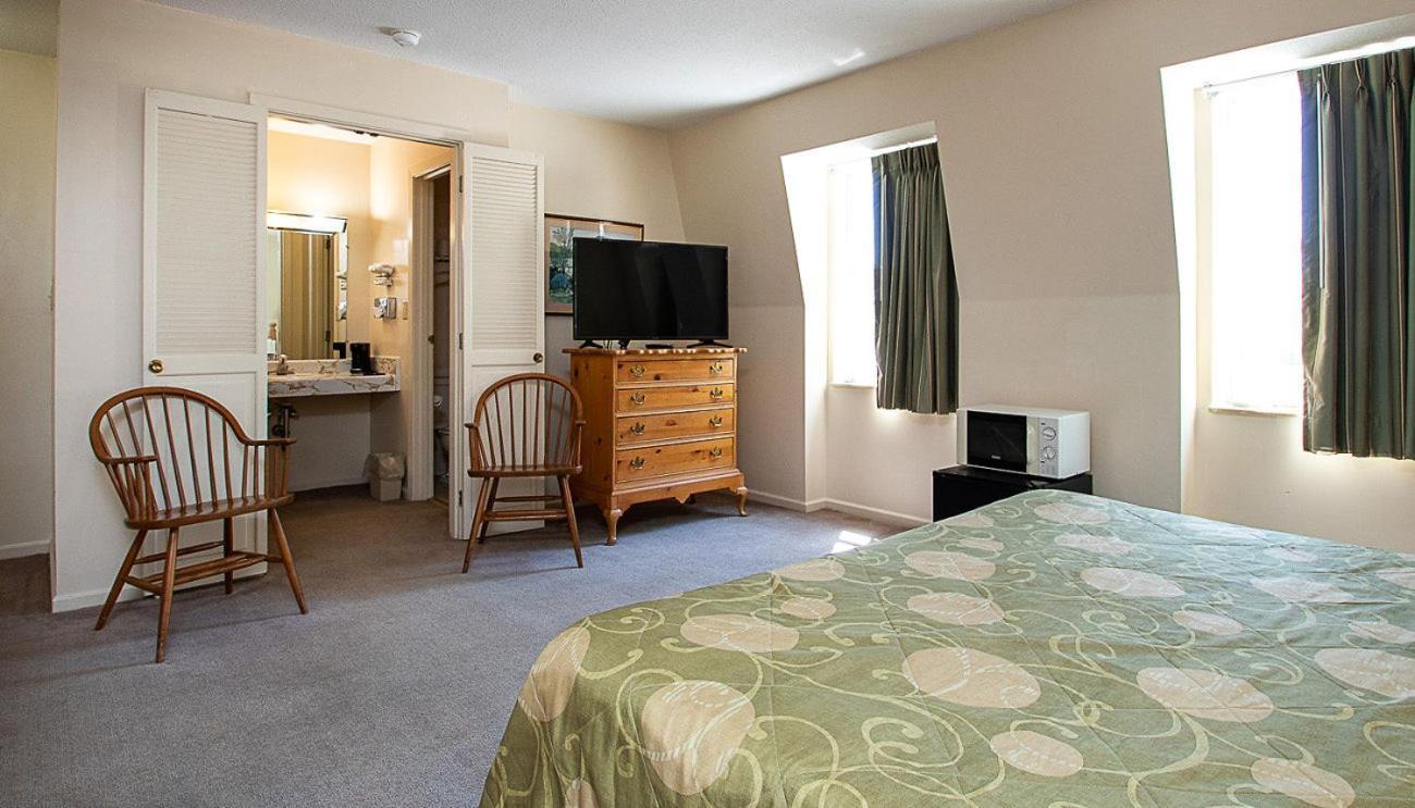 Country Squire inn and suites photo 24