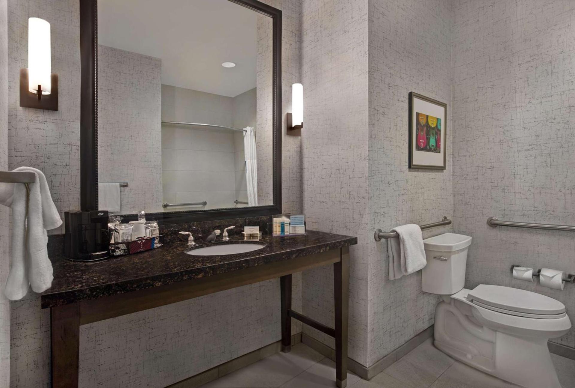 Hampton Inn and Suites Austin University Capitol photo 20