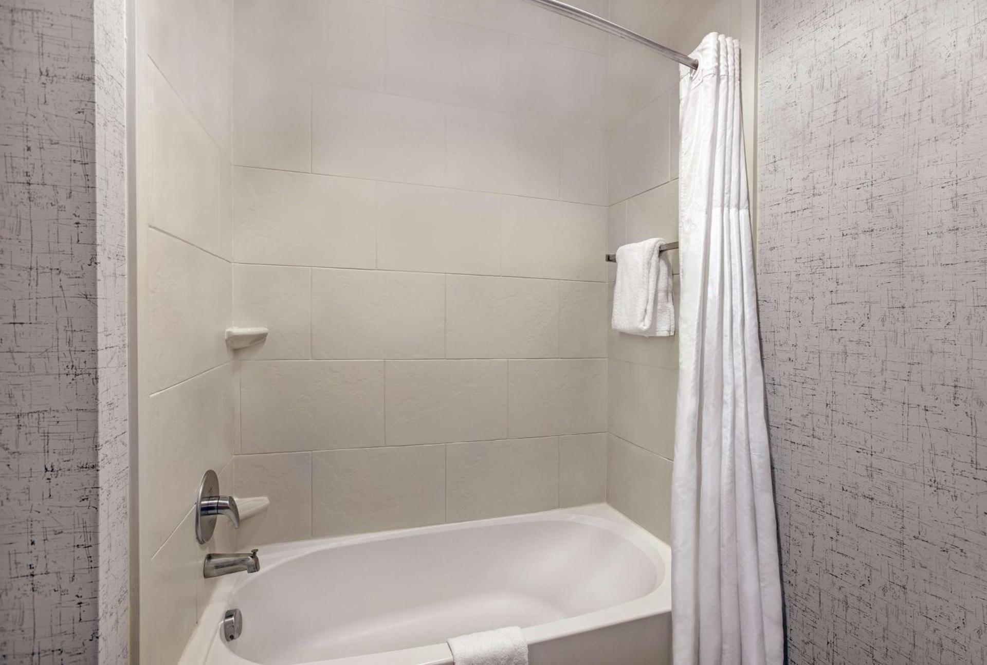 Hampton Inn and Suites Austin University Capitol photo 23