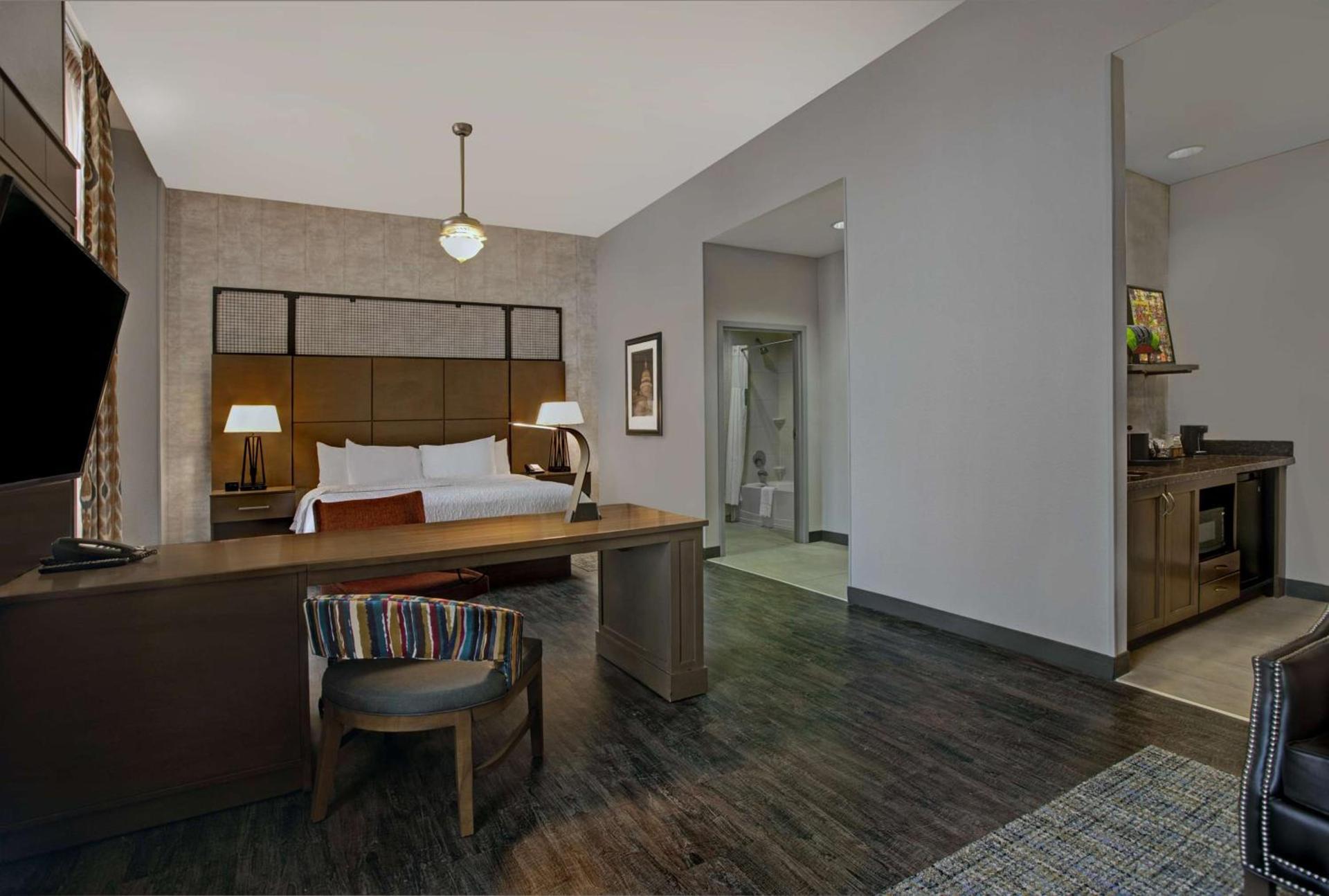 Hampton Inn and Suites Austin University Capitol photo 28