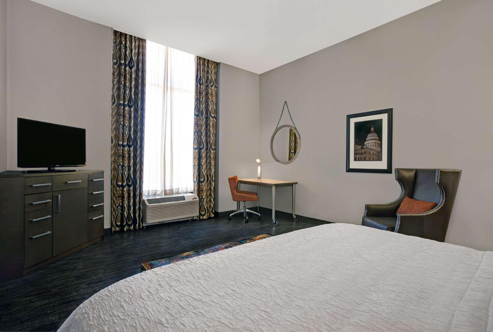 Hampton Inn and Suites Austin University Capitol photo 29