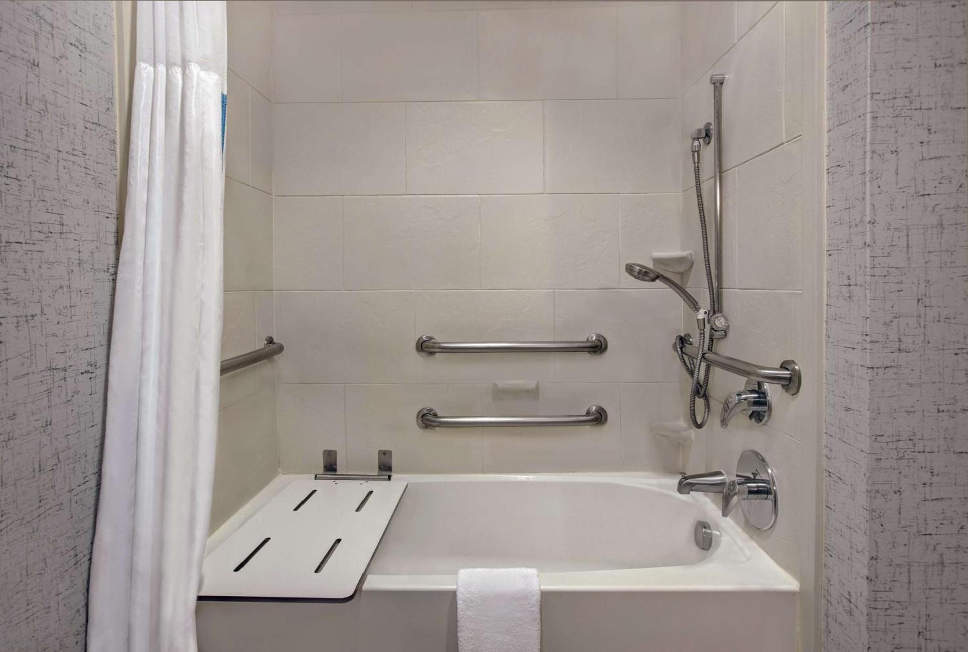 Hampton Inn and Suites Austin University Capitol photo 30