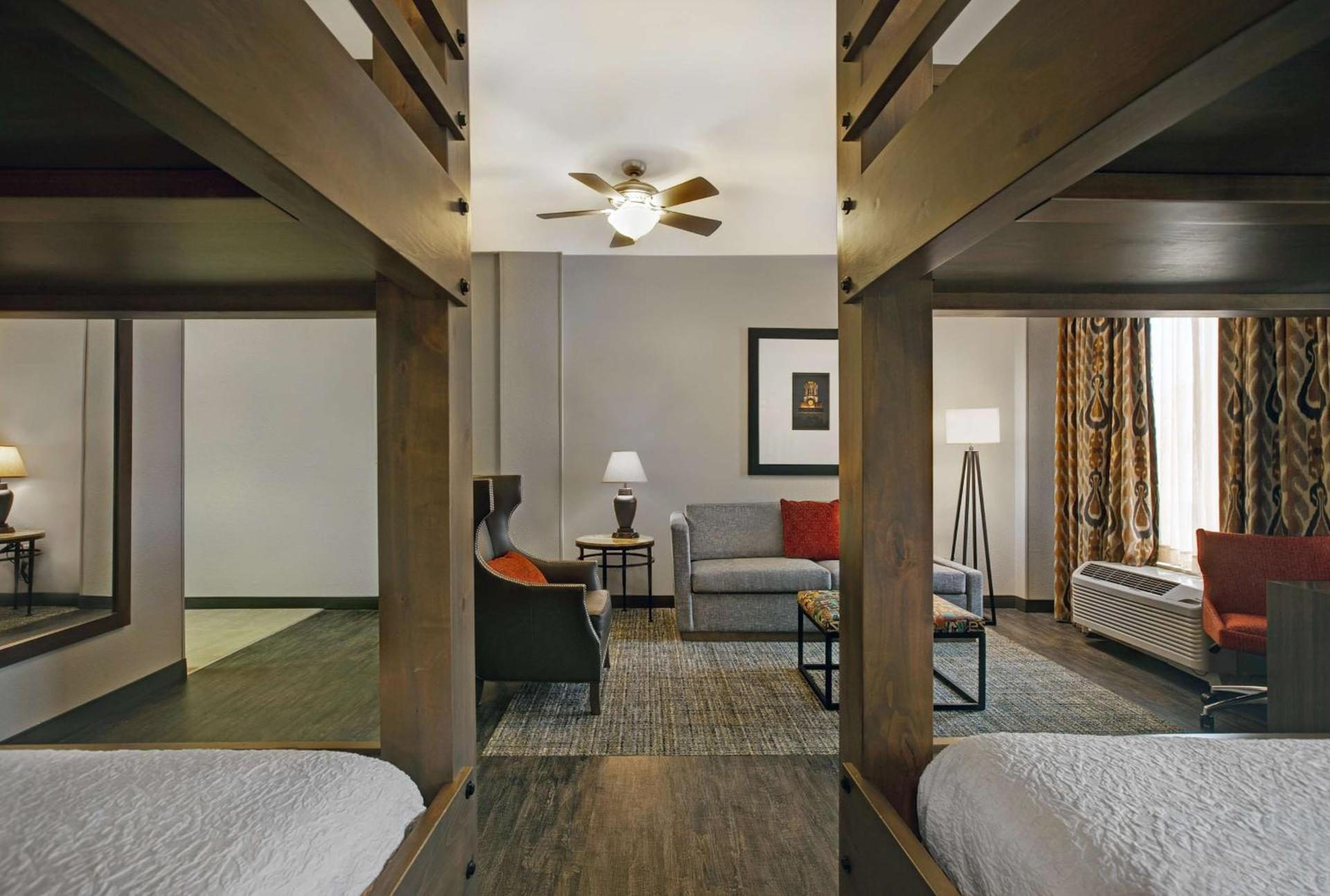 Hampton Inn and Suites Austin University Capitol photo 32