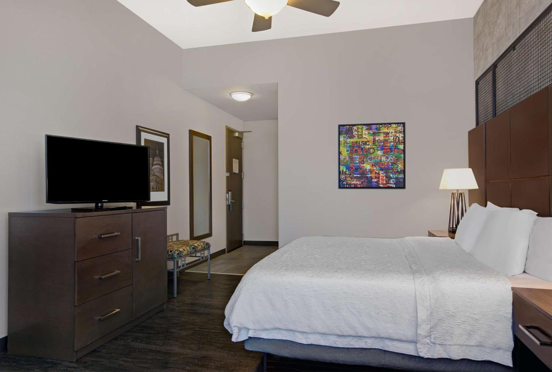 Hampton Inn and Suites Austin University Capitol photo 34