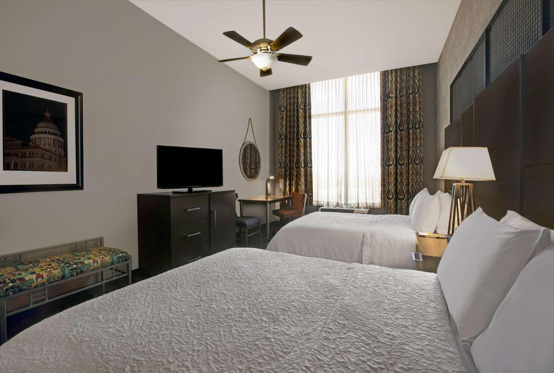 Hampton Inn and Suites Austin University Capitol photo 39