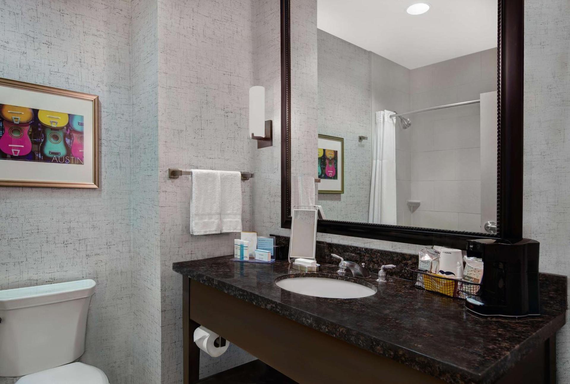 Hampton Inn and Suites Austin University Capitol photo 40