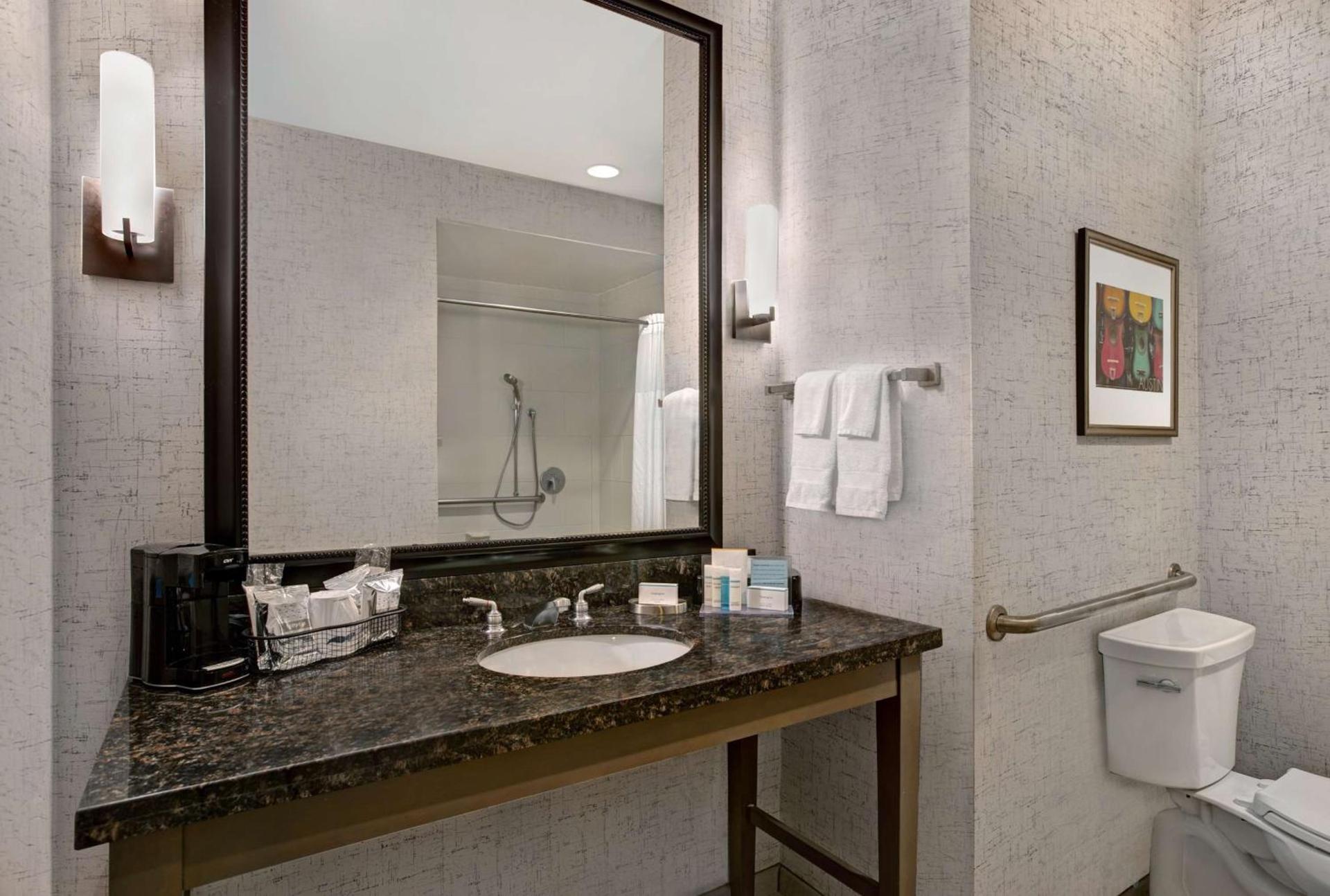 Hampton Inn and Suites Austin University Capitol photo 41