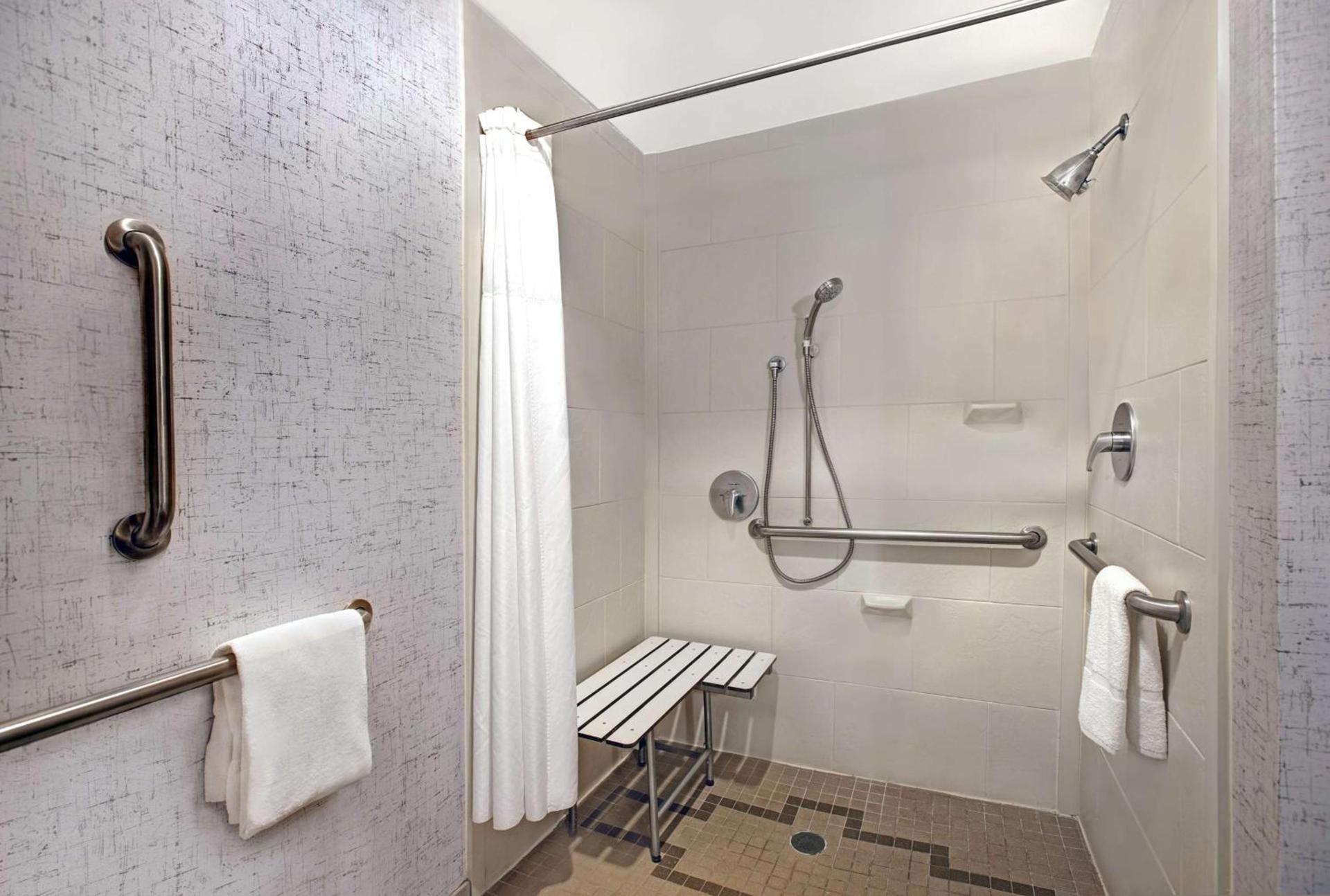 Hampton Inn and Suites Austin University Capitol photo 42