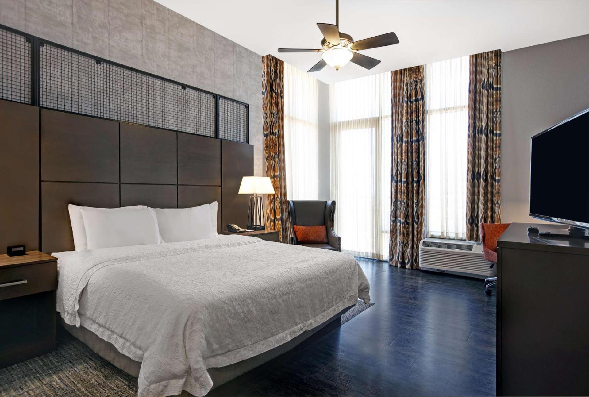 Hampton Inn and Suites Austin University Capitol photo 43