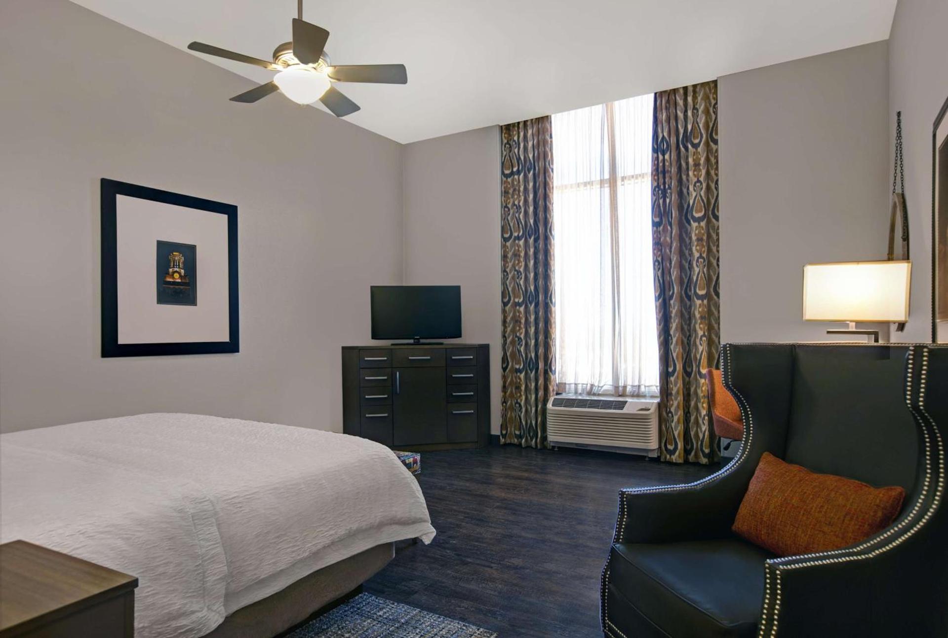 Hampton Inn and Suites Austin University Capitol photo 46