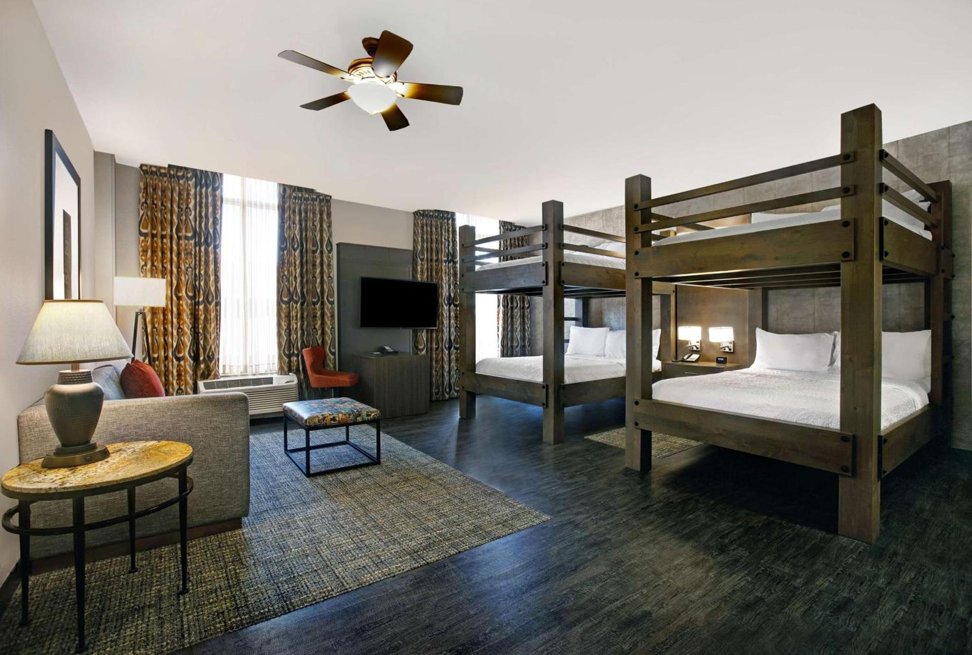 Hampton Inn and Suites Austin University Capitol photo 48