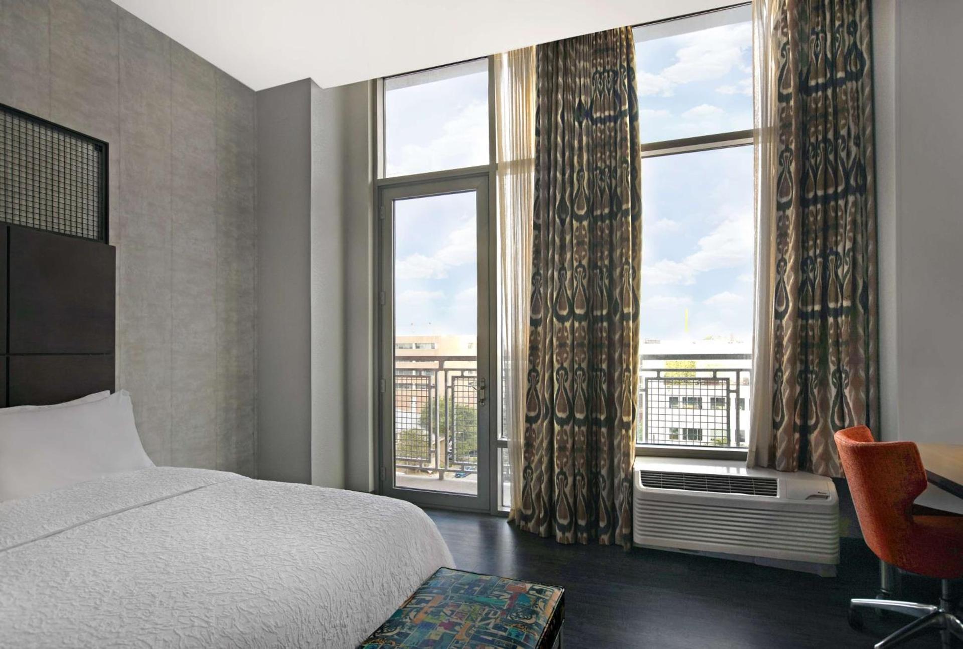 Hampton Inn and Suites Austin University Capitol photo 49