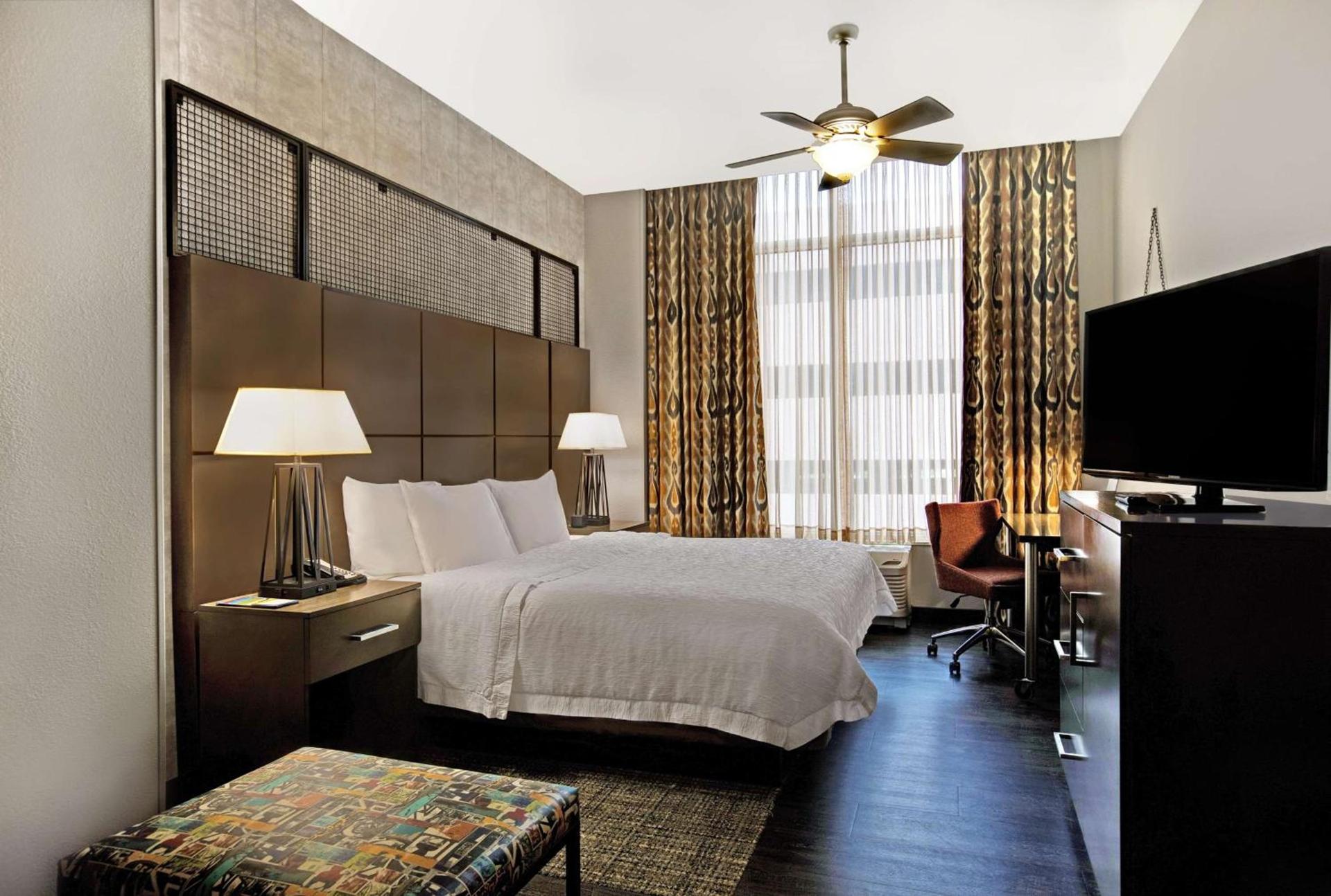 Hampton Inn and Suites Austin University Capitol photo 51