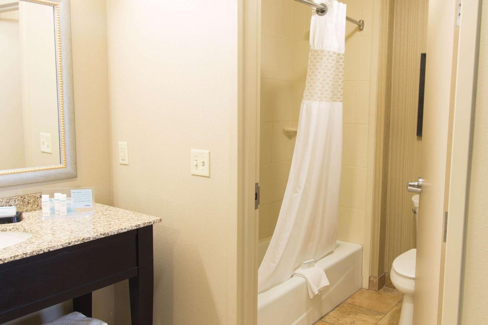 Hampton Inn & Suites by Hilton Dodge City Boot Hill Casino photo 40