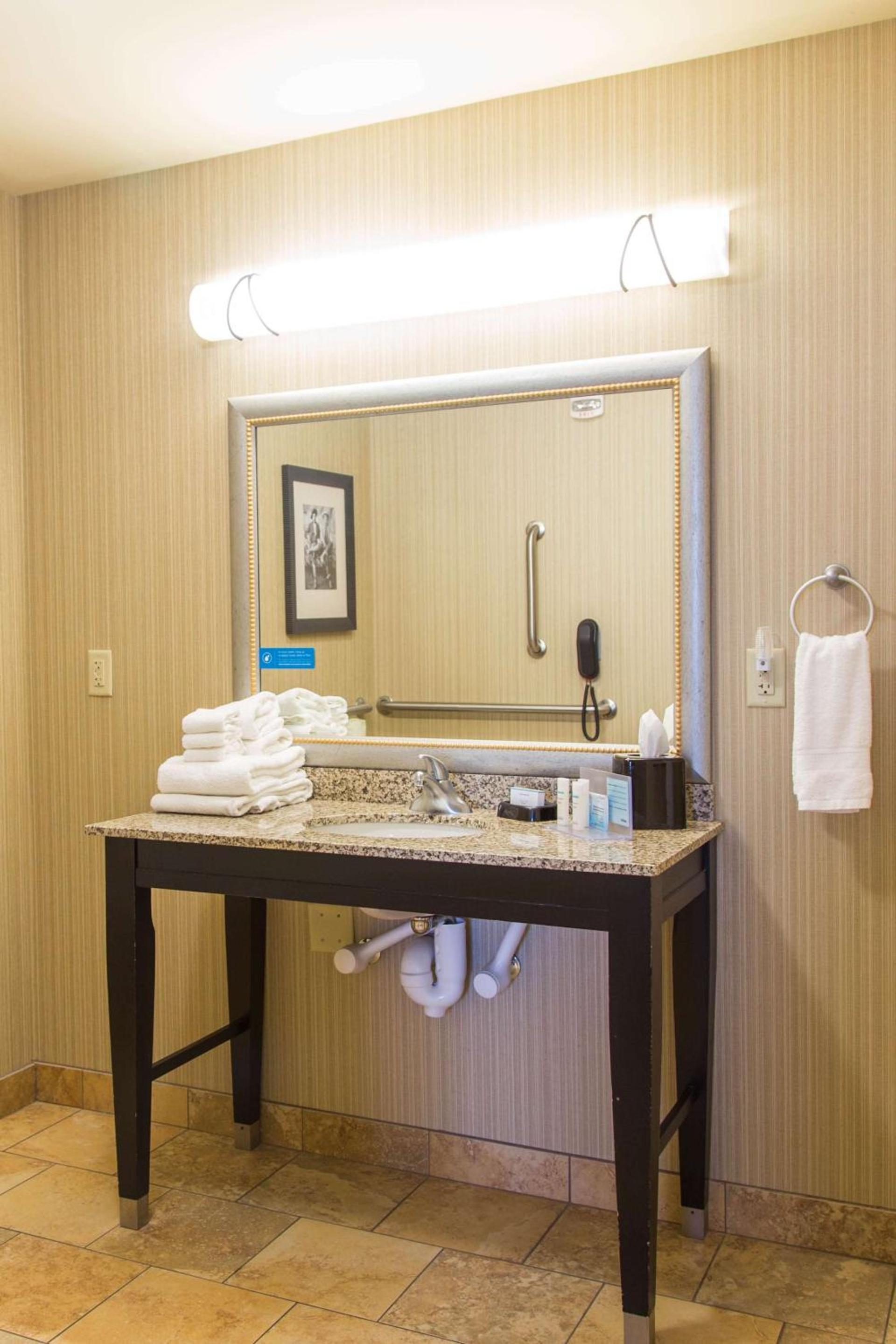 Hampton Inn & Suites by Hilton Dodge City Boot Hill Casino photo 47