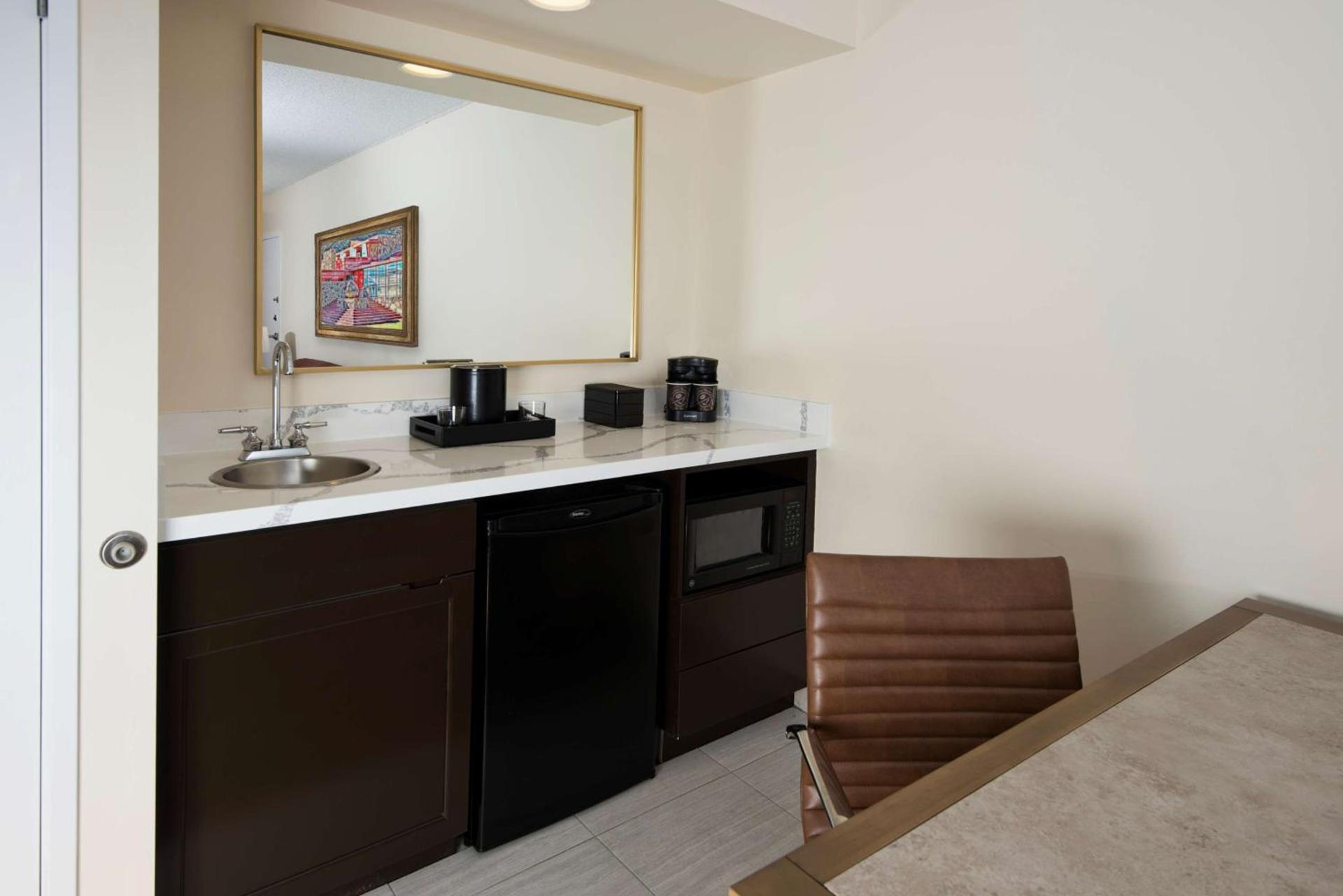 Embassy Suites by Hilton Phoenix Scottsdale photo 18