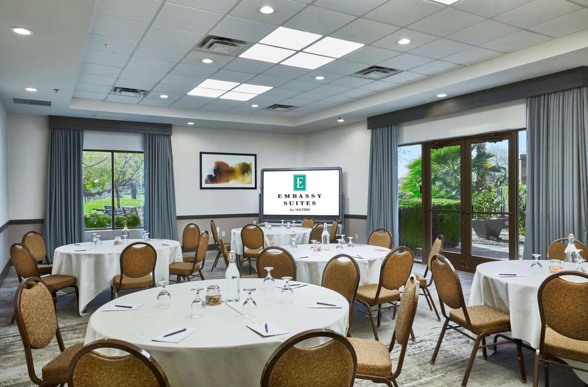 Embassy Suites by Hilton Phoenix Scottsdale photo 39