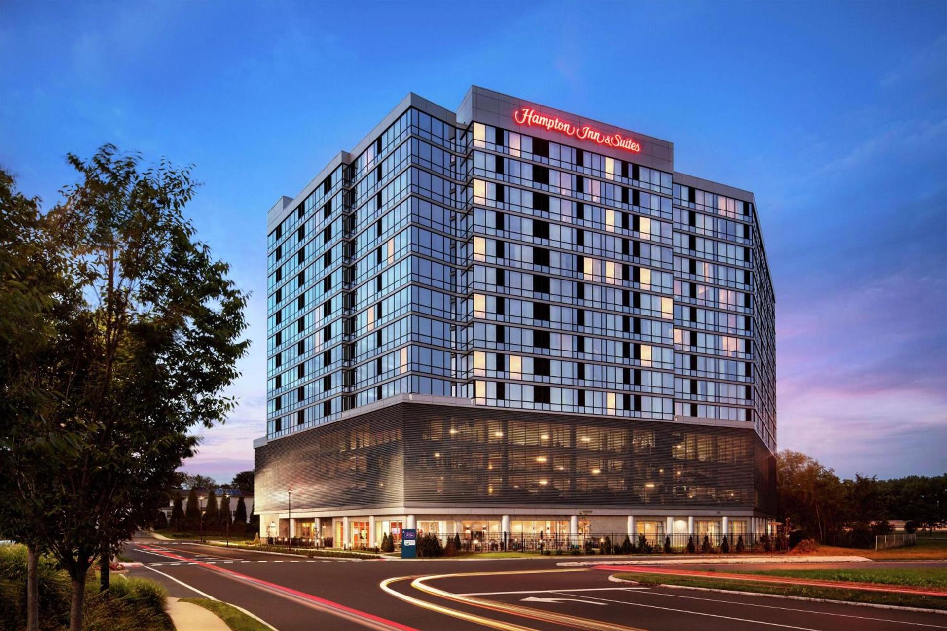 Hampton Inn & Suites Teaneck/Glenpointe photo 1