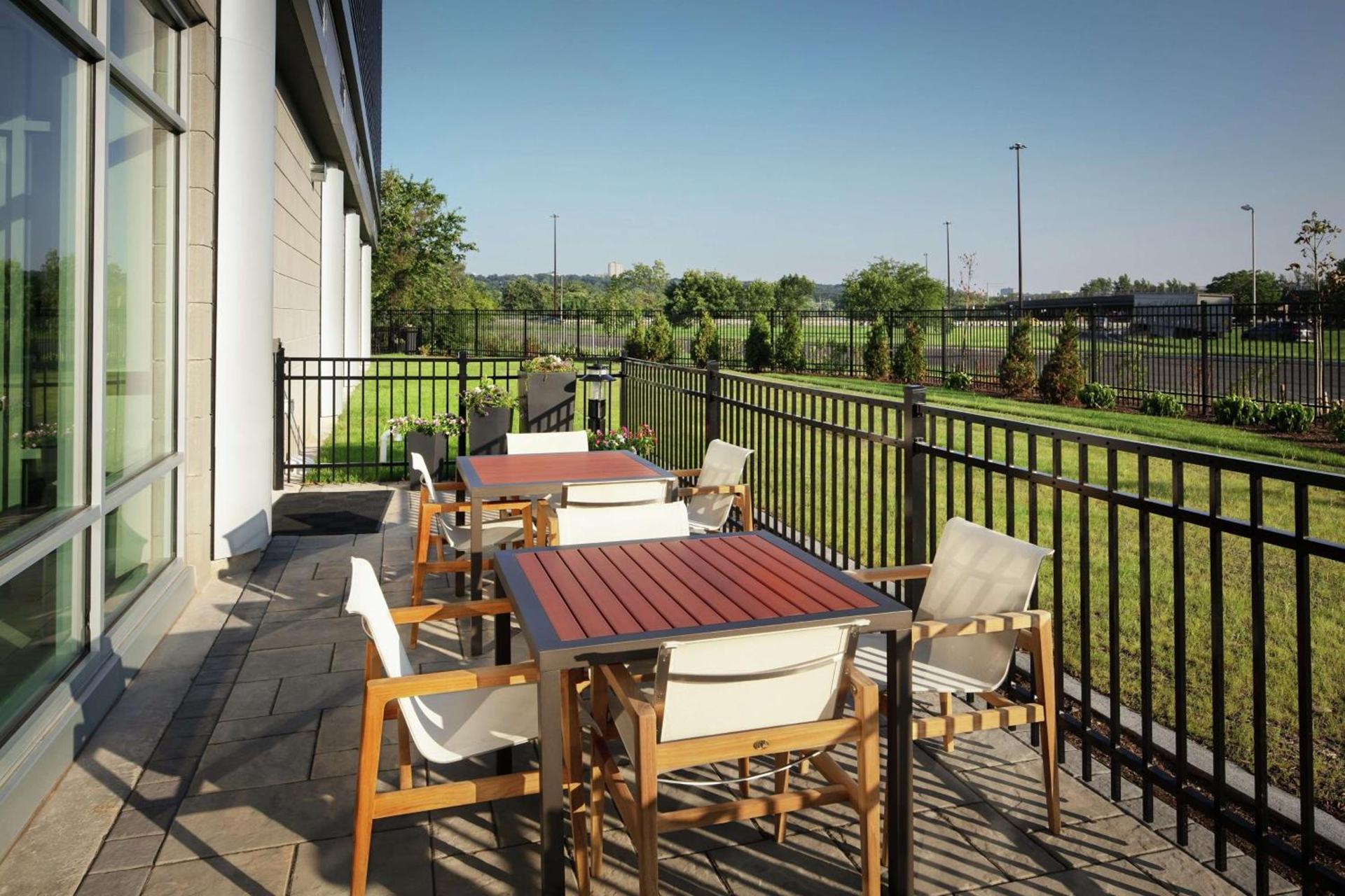 Hampton Inn & Suites Teaneck/Glenpointe photo 4