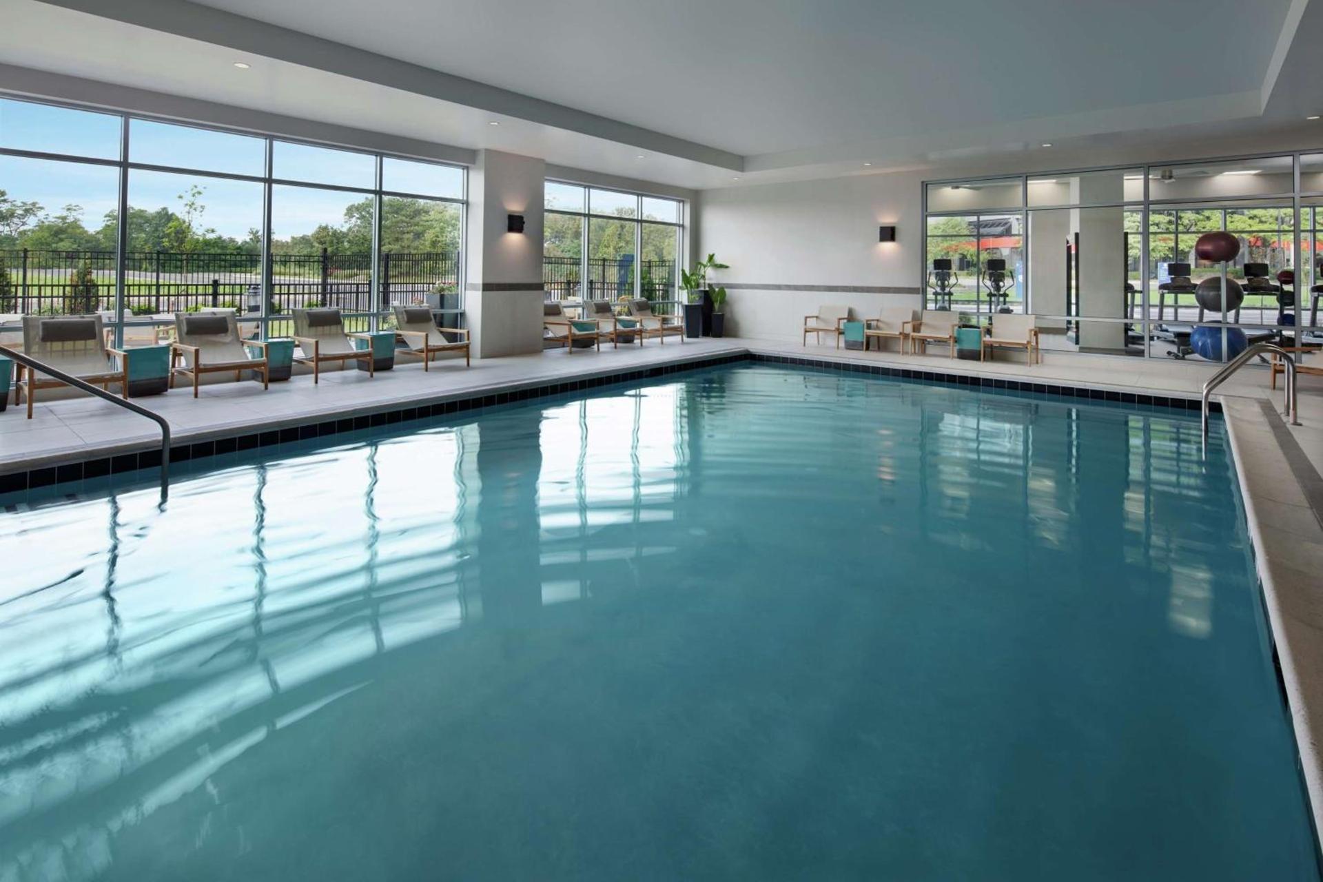 Hampton Inn & Suites Teaneck/Glenpointe photo 8