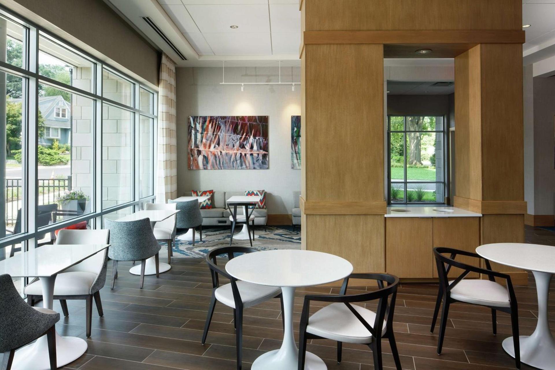 Hampton Inn & Suites Teaneck/Glenpointe photo 9