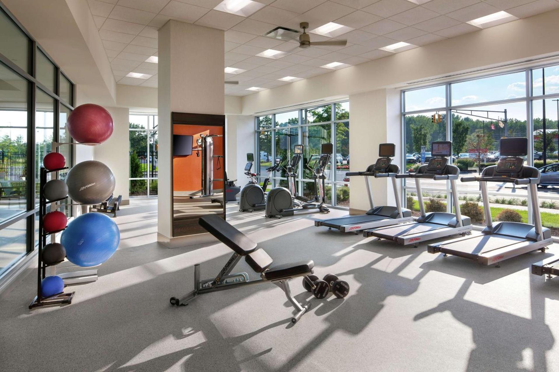 Hampton Inn & Suites Teaneck/Glenpointe photo 12