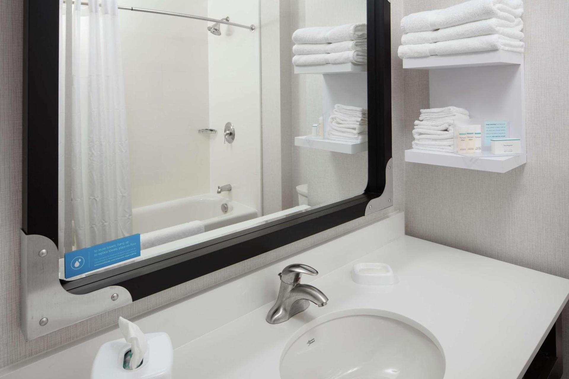 Hampton Inn & Suites Teaneck/Glenpointe photo 13