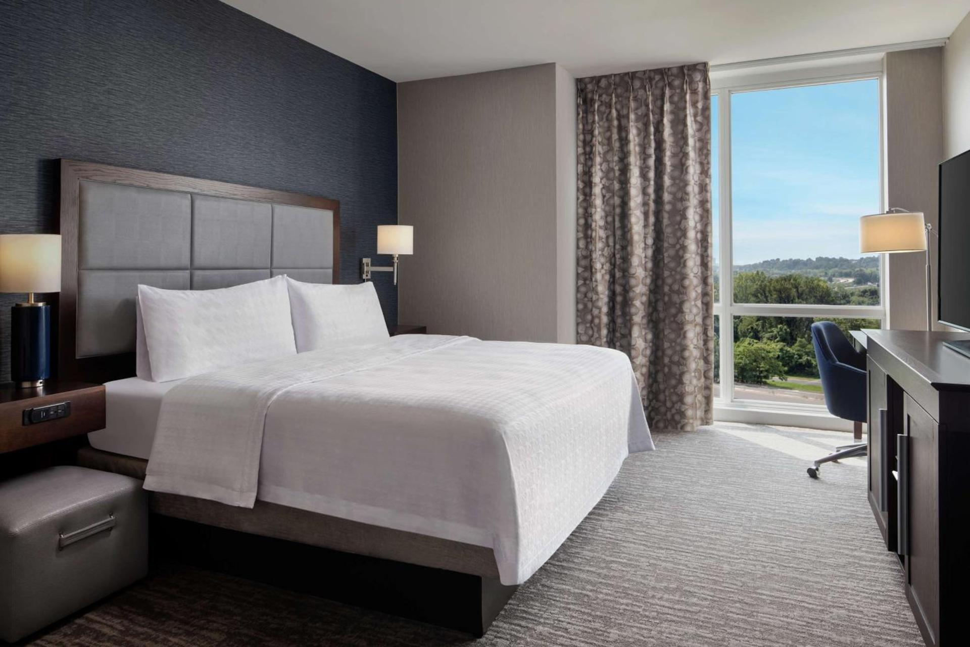 Hampton Inn & Suites Teaneck/Glenpointe photo 17