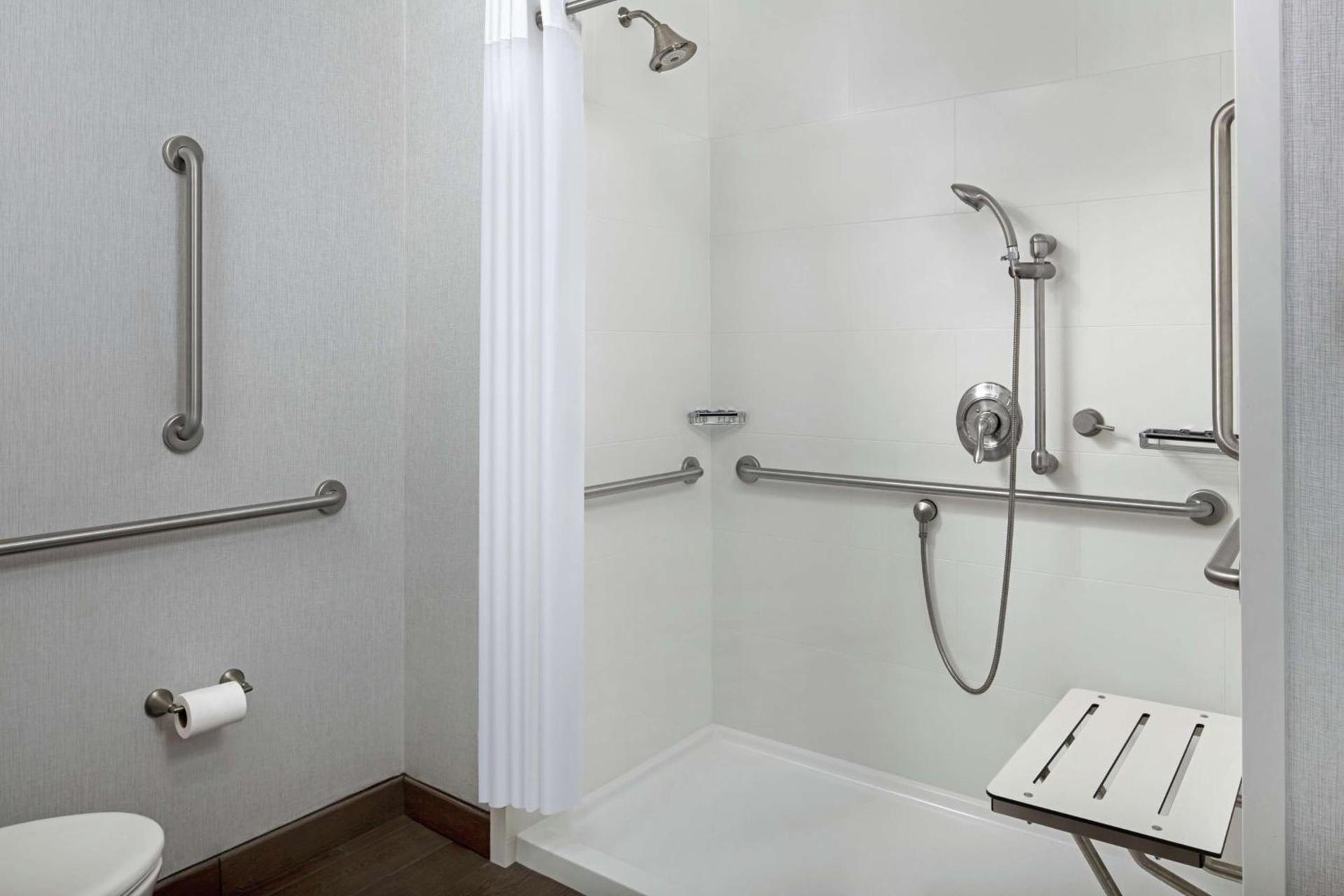 Hampton Inn & Suites Teaneck/Glenpointe photo 29