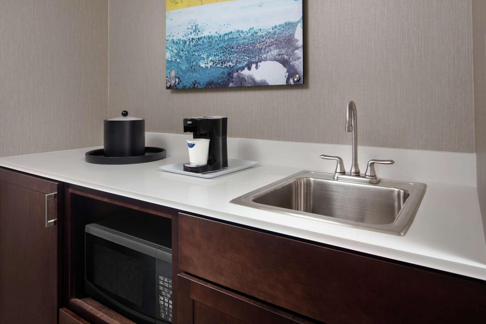 Hampton Inn & Suites Teaneck/Glenpointe photo 37