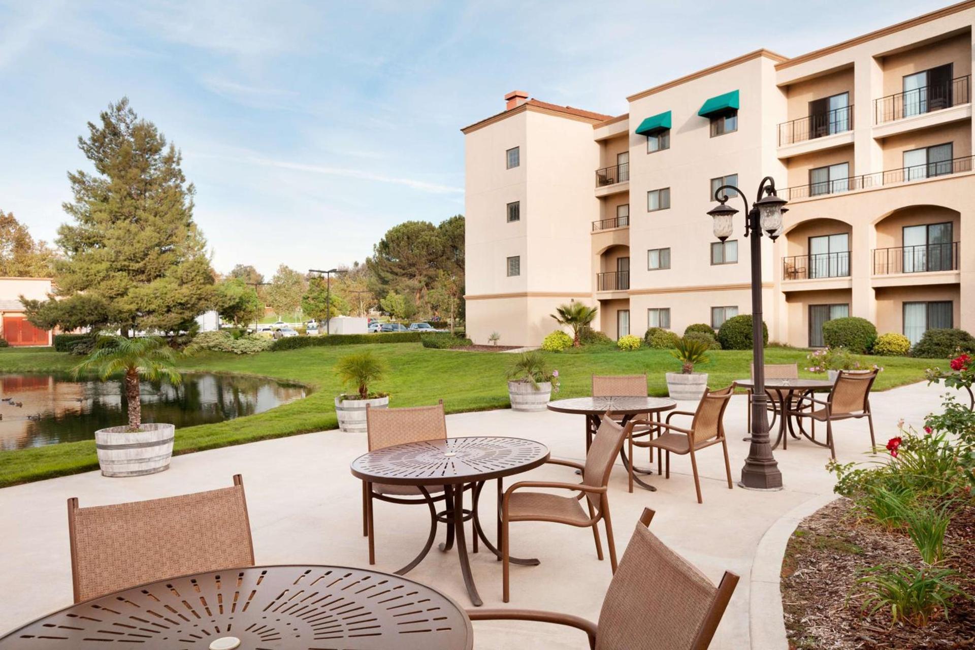 Embassy Suites by Hilton Temecula Valley Wine Country photo 3