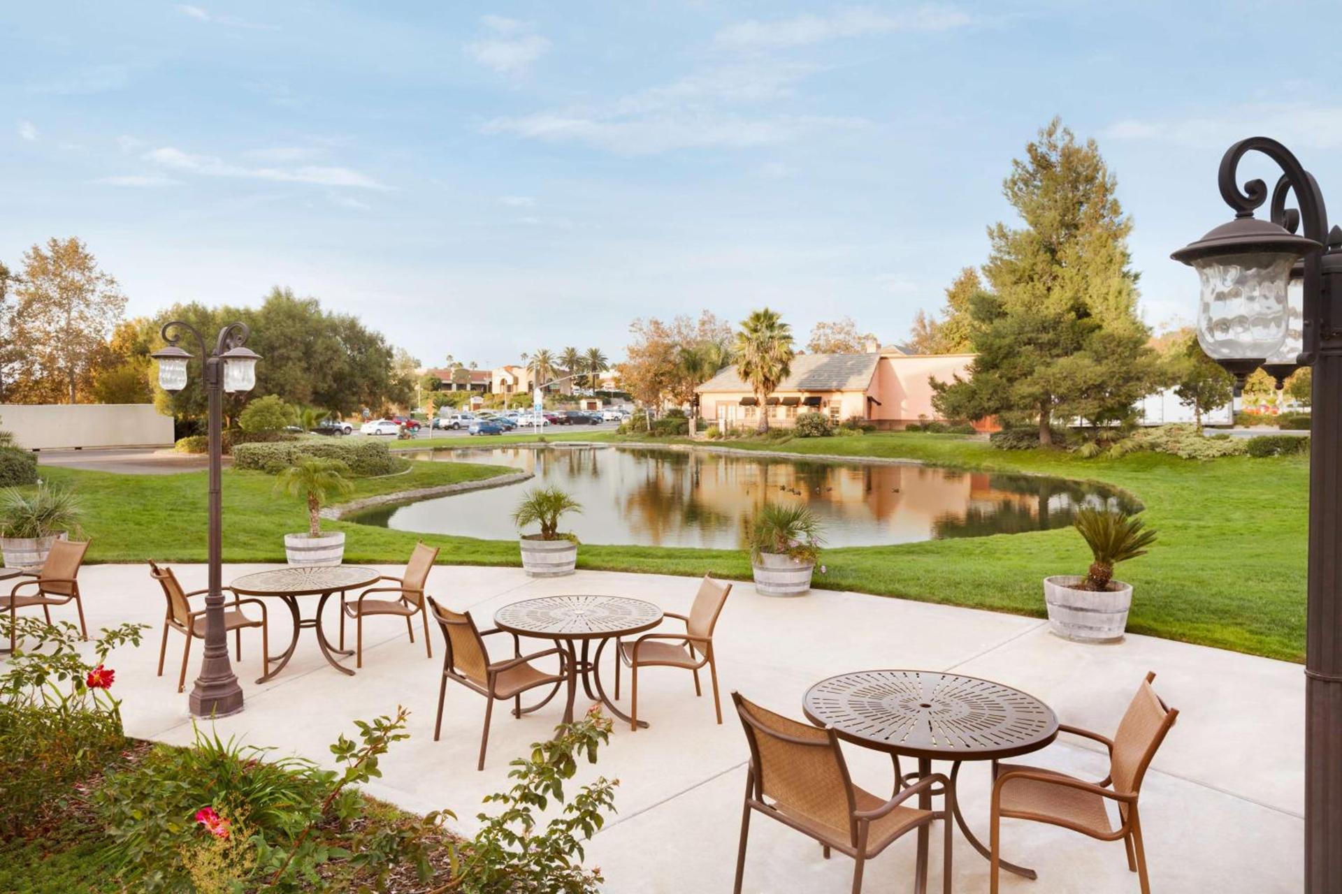 Embassy Suites by Hilton Temecula Valley Wine Country photo 4