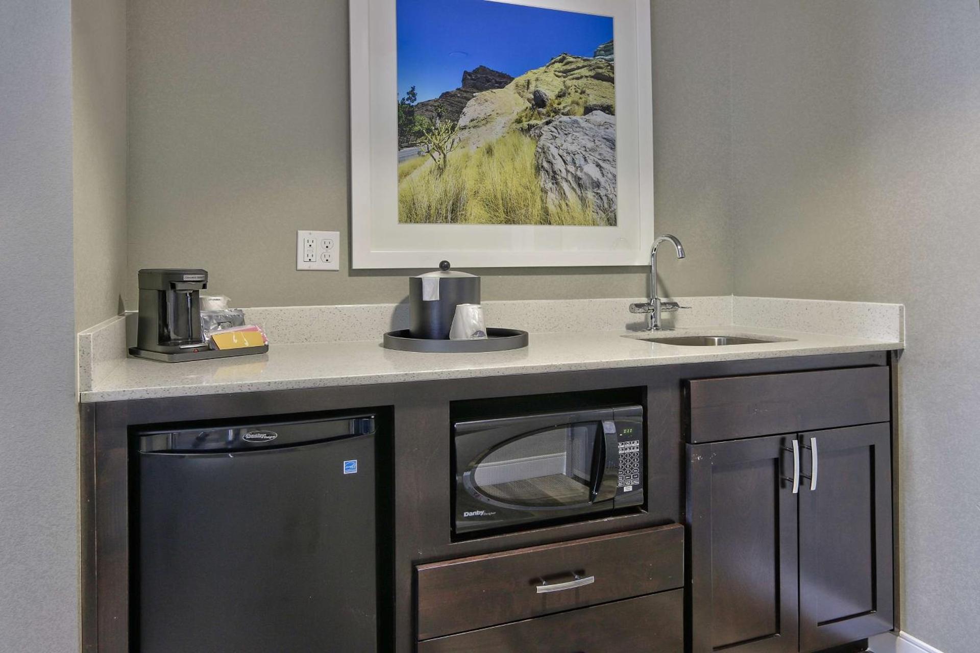 Hampton Inn & Suites Albuquerque Airport photo 42
