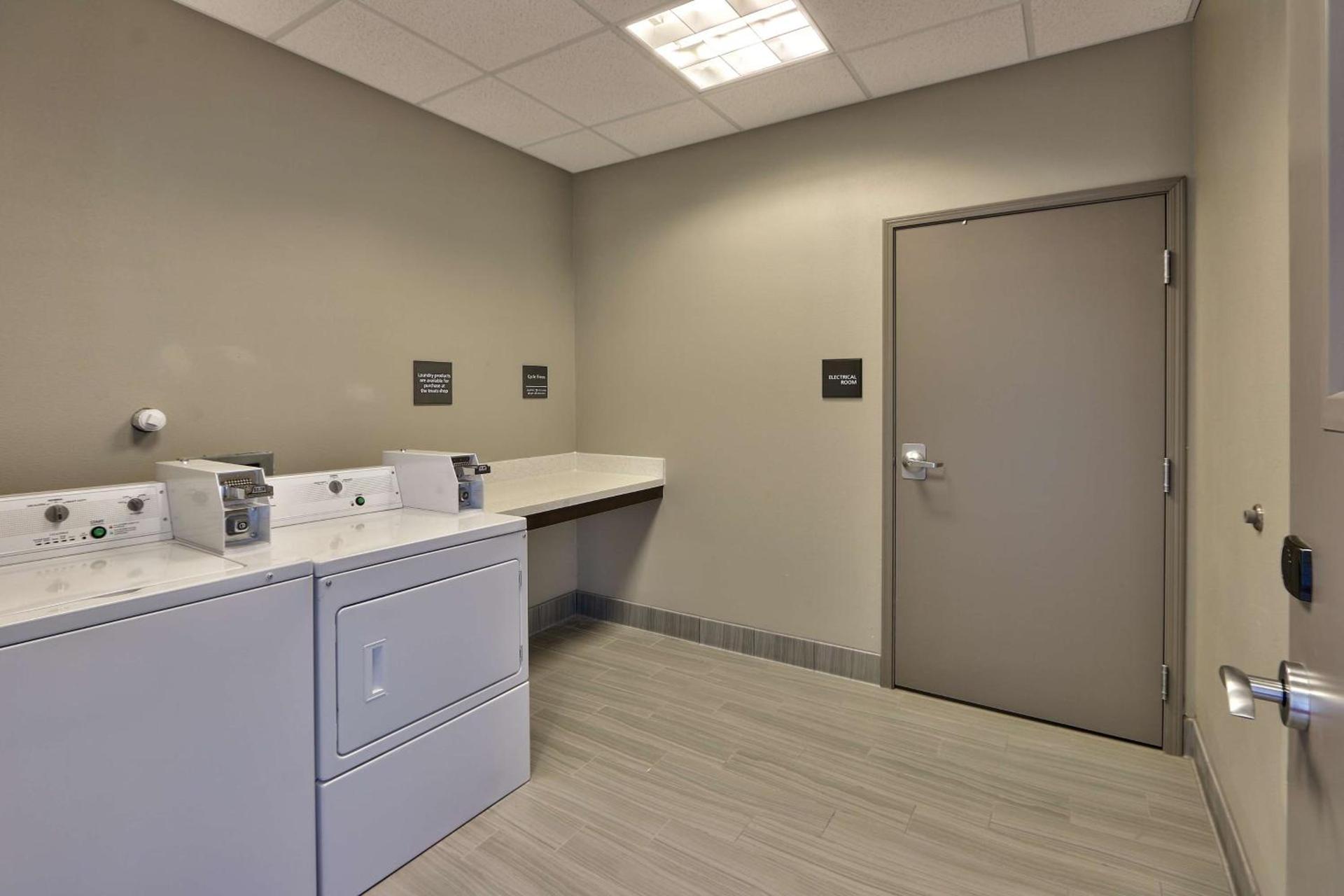 Hampton Inn & Suites Albuquerque Airport photo 43