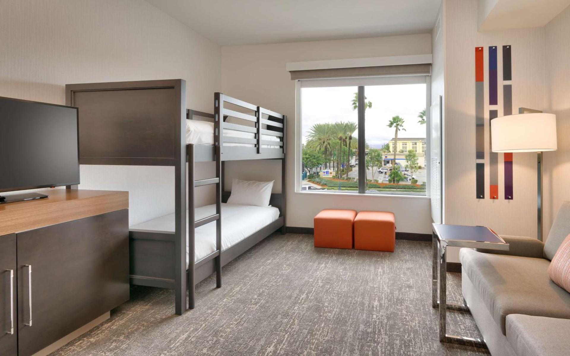 Hampton Inn & Suites Anaheim Resort Convention Center photo 10