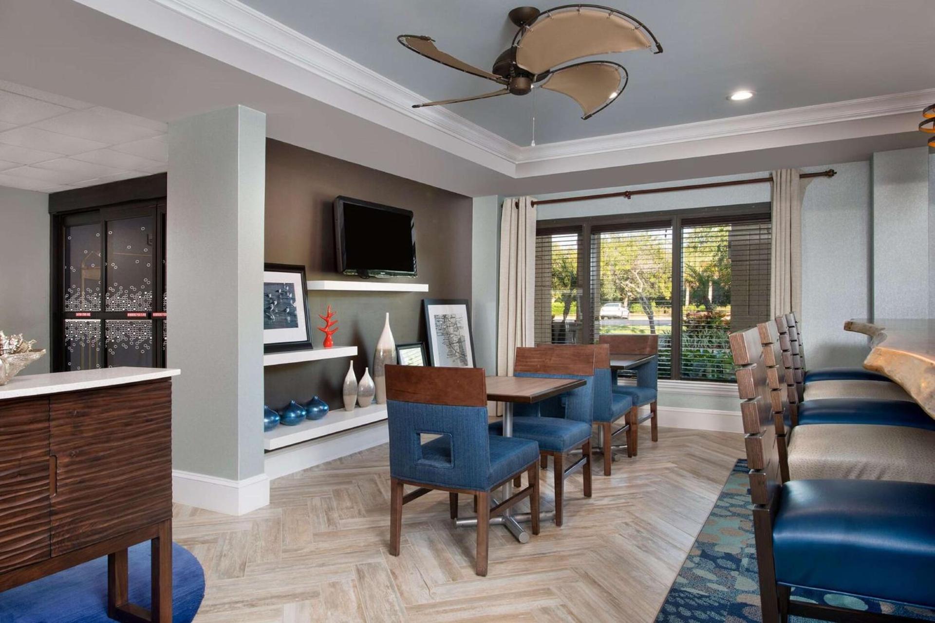 Hampton Inn Naples - I-75 photo 9
