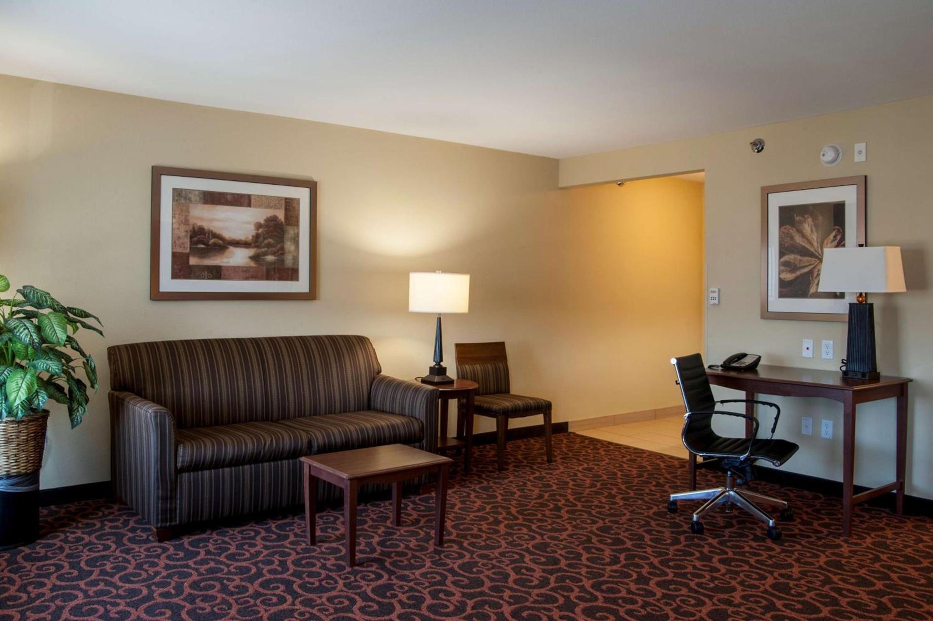 Hampton Inn & Suites Watertown photo 10
