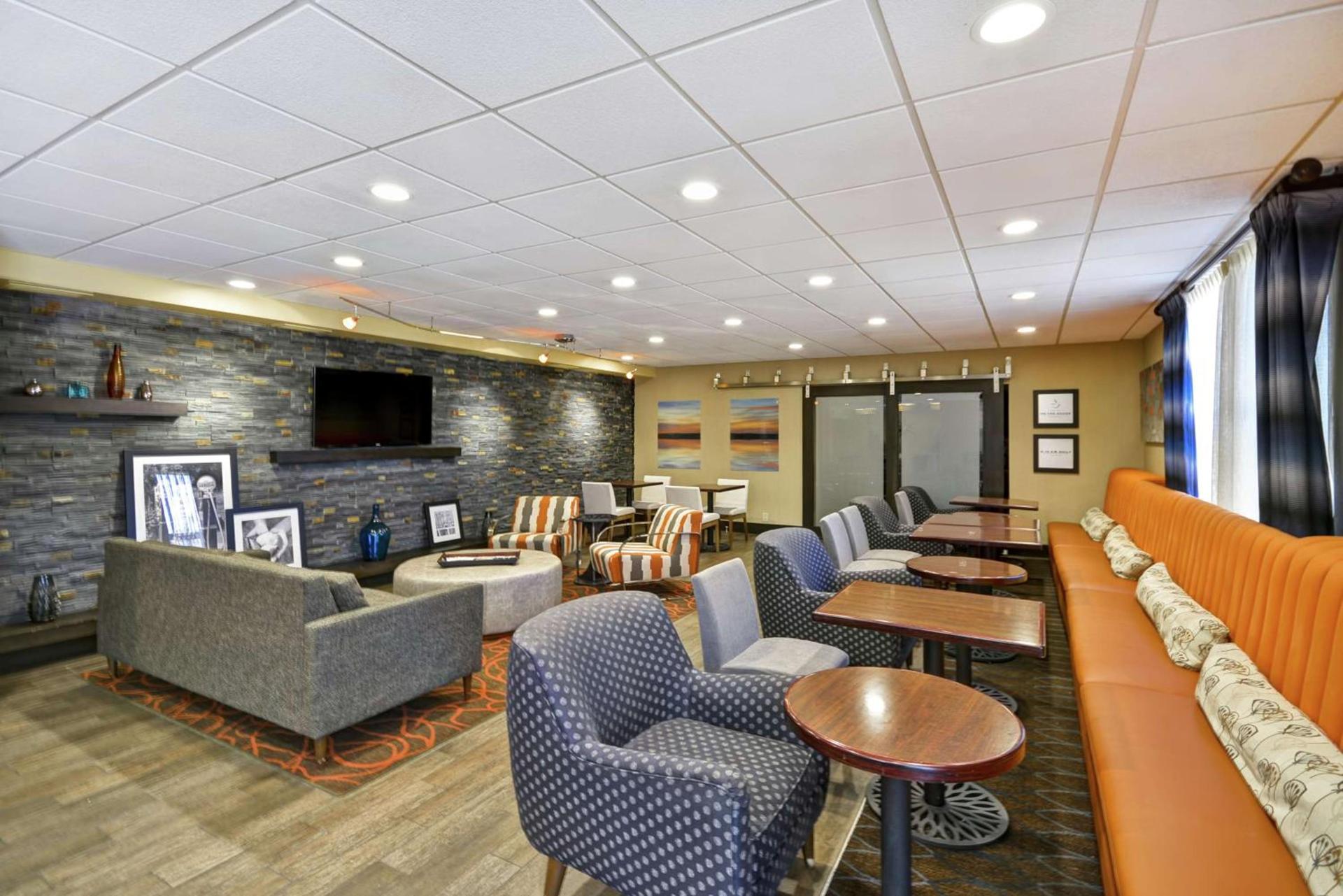 Hampton Inn Auburn photo 3